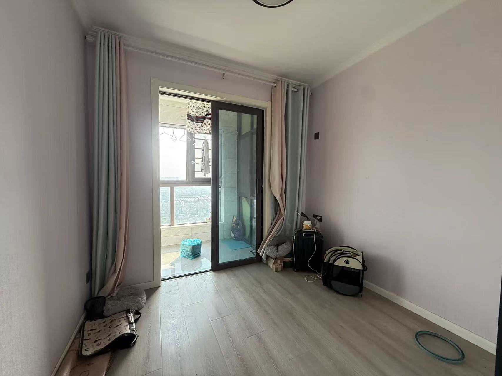 急售，城西，绿地香格里拉，电梯精装三房两卫，证满二，单价3800，