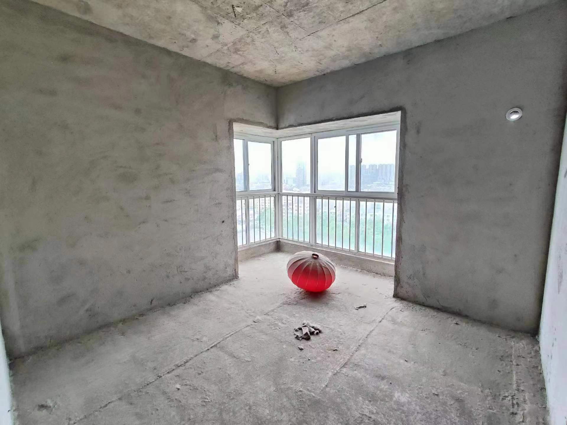 圣淘沙.毛坯大三房.小区出行方便.证件满二.看房方便