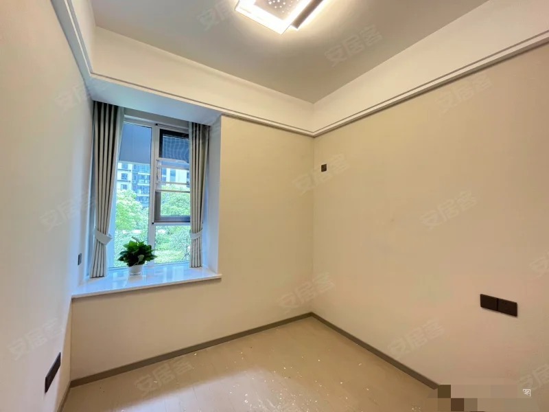 降价了，诚心出售，风和日丽，带车位，精装四房，南北双阳台，采光好