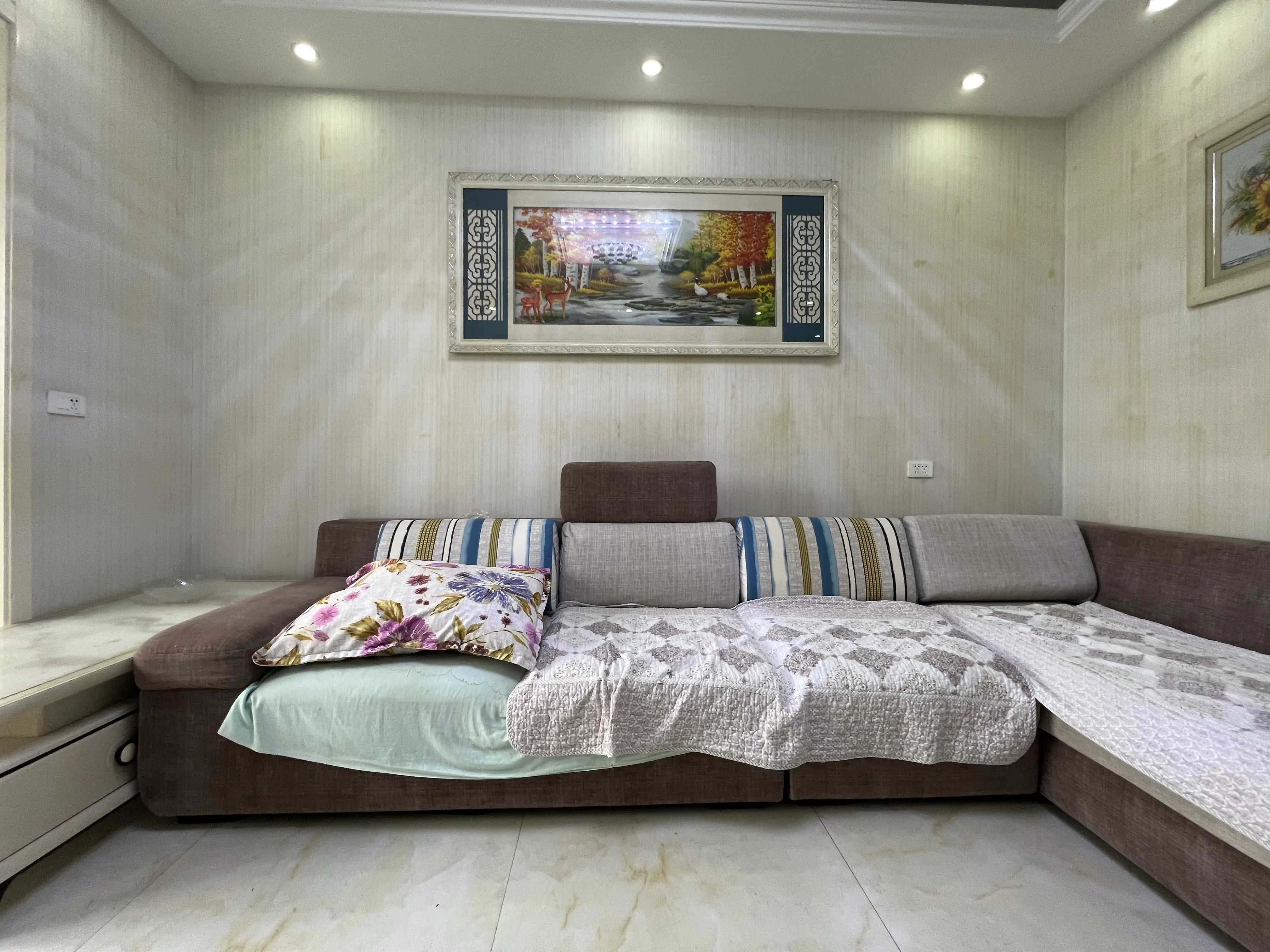 现代城2室2厅2卫精装修两证全39.8万优价出售，支持按揭贷款！