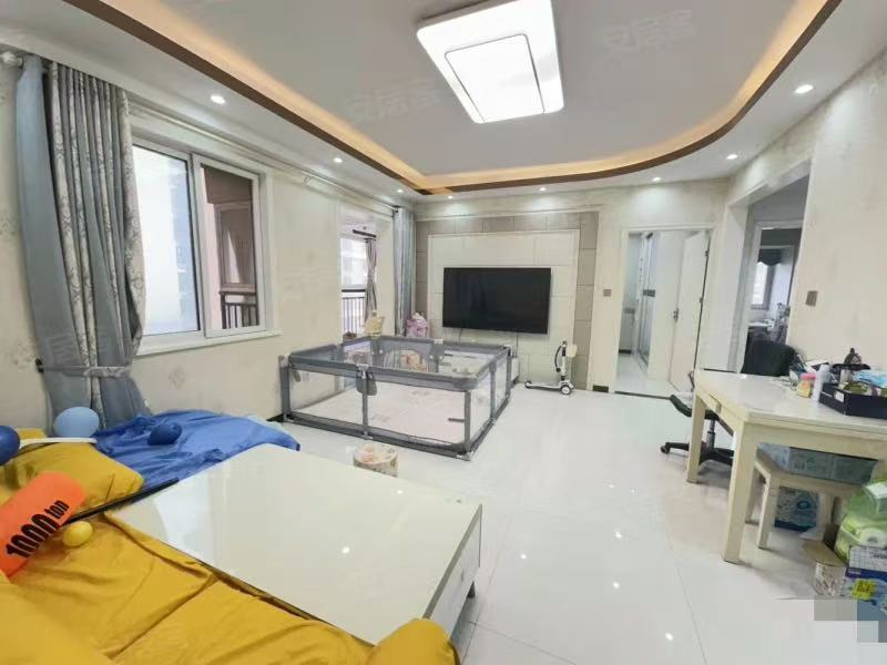 老三中附近，电梯精装大两房，中间好楼层，成色新！拎包入住，证满二