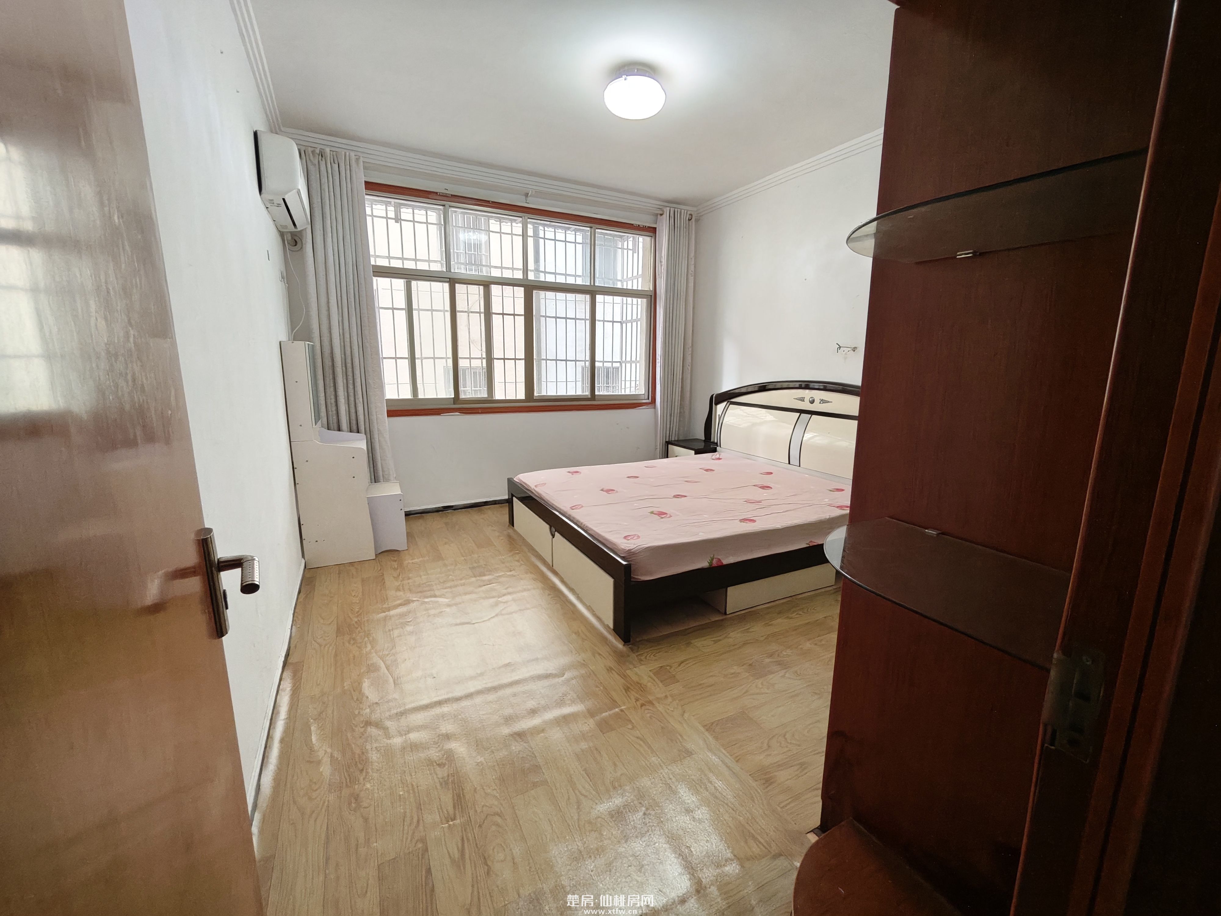 康湾路三室一厅2楼