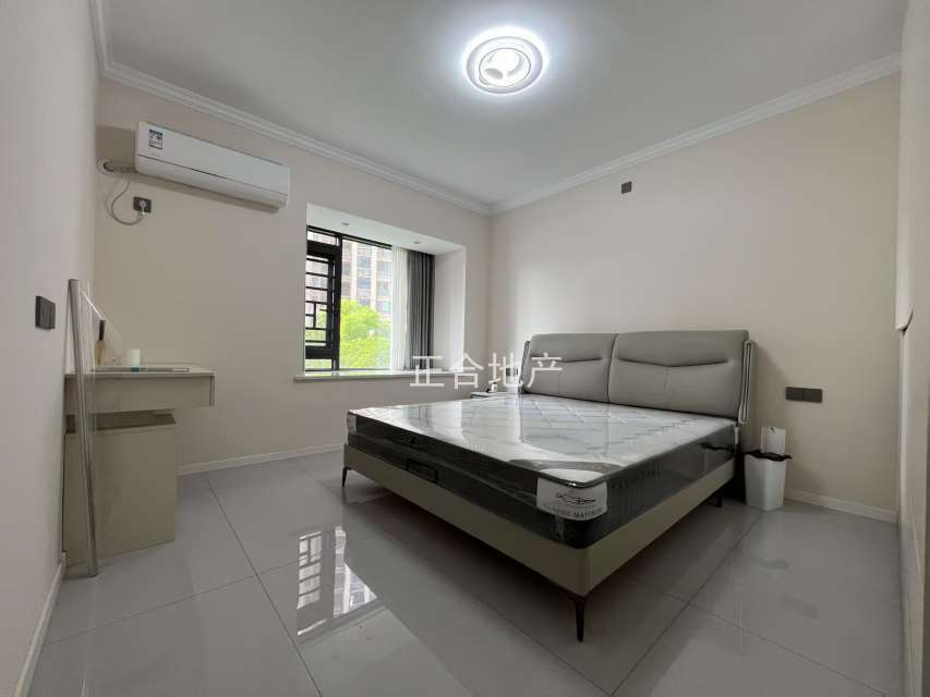 城南，御湖业主自装修婚房，单价5000，精装大三房，送车位，南北通透，证满二