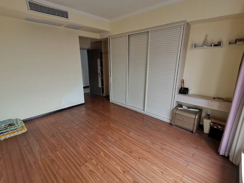 急售-绿地华庭天然氧吧，上下分层两户进出。产权面积254平米，使用面积315平米。