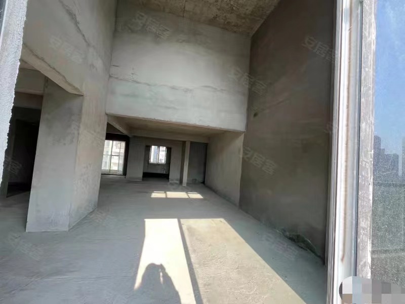 降价了，蓝天花园，1梯1户洋房，东边户，客厅6米挑高，带两个地下车位，无过户费