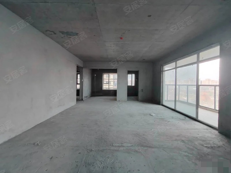 急售，蓝天白云，大平层​，单价6100+,，东边户，超大横厅，景观阳台，好楼层