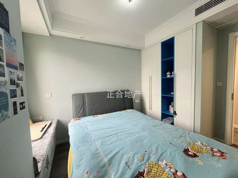 满庭春六期，边户好楼层，精装四房，保养成色9.9新，南北通透，全屋中央空调，拎包入住，证满二