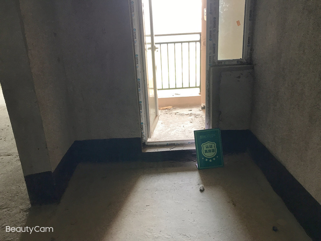 南国明珠毛坯三房，好楼层采光视野到位的很，小区环境优美，上嶨近的很