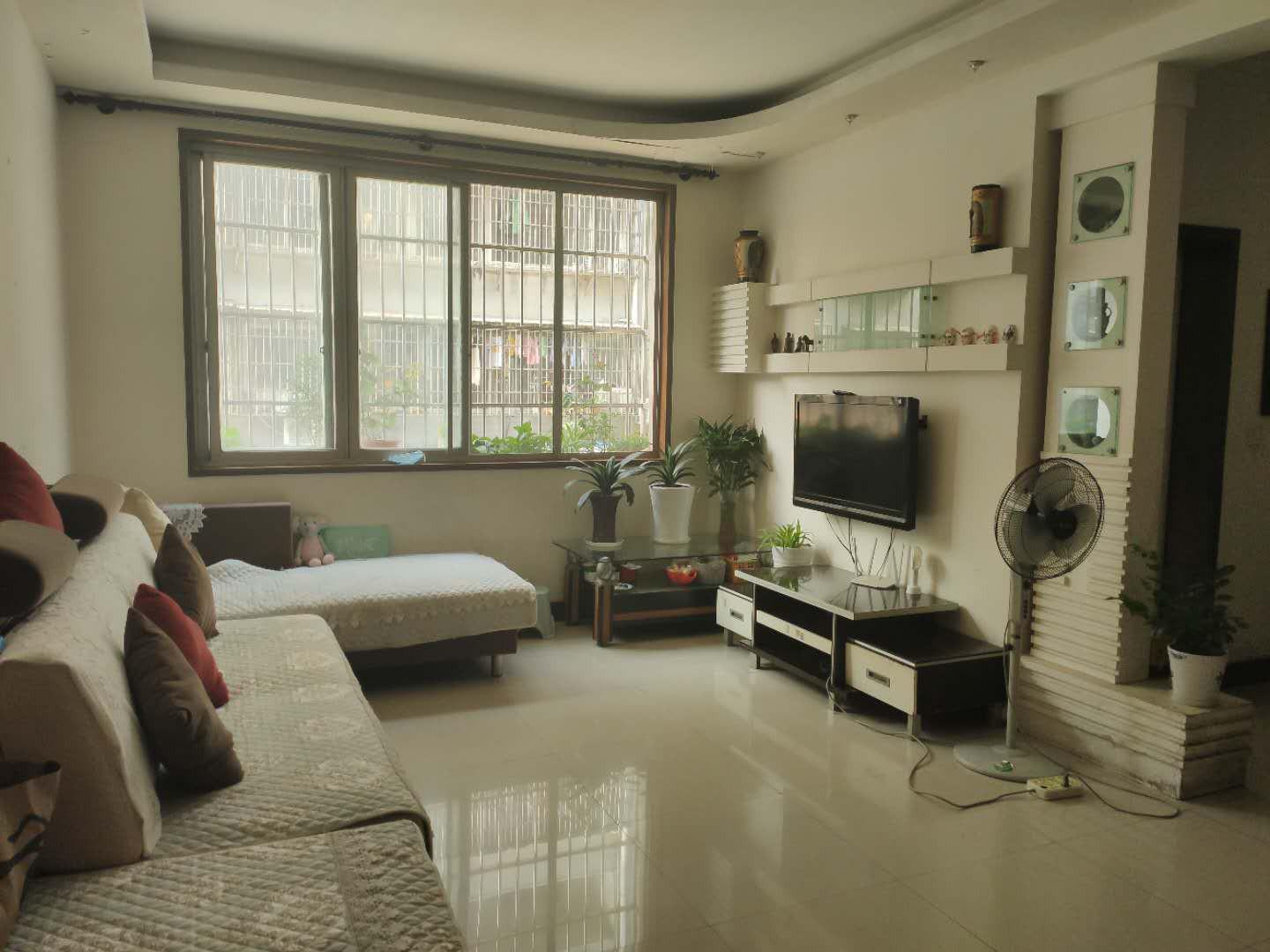 春江花园步梯好楼层，装修三房，直接拎包入住