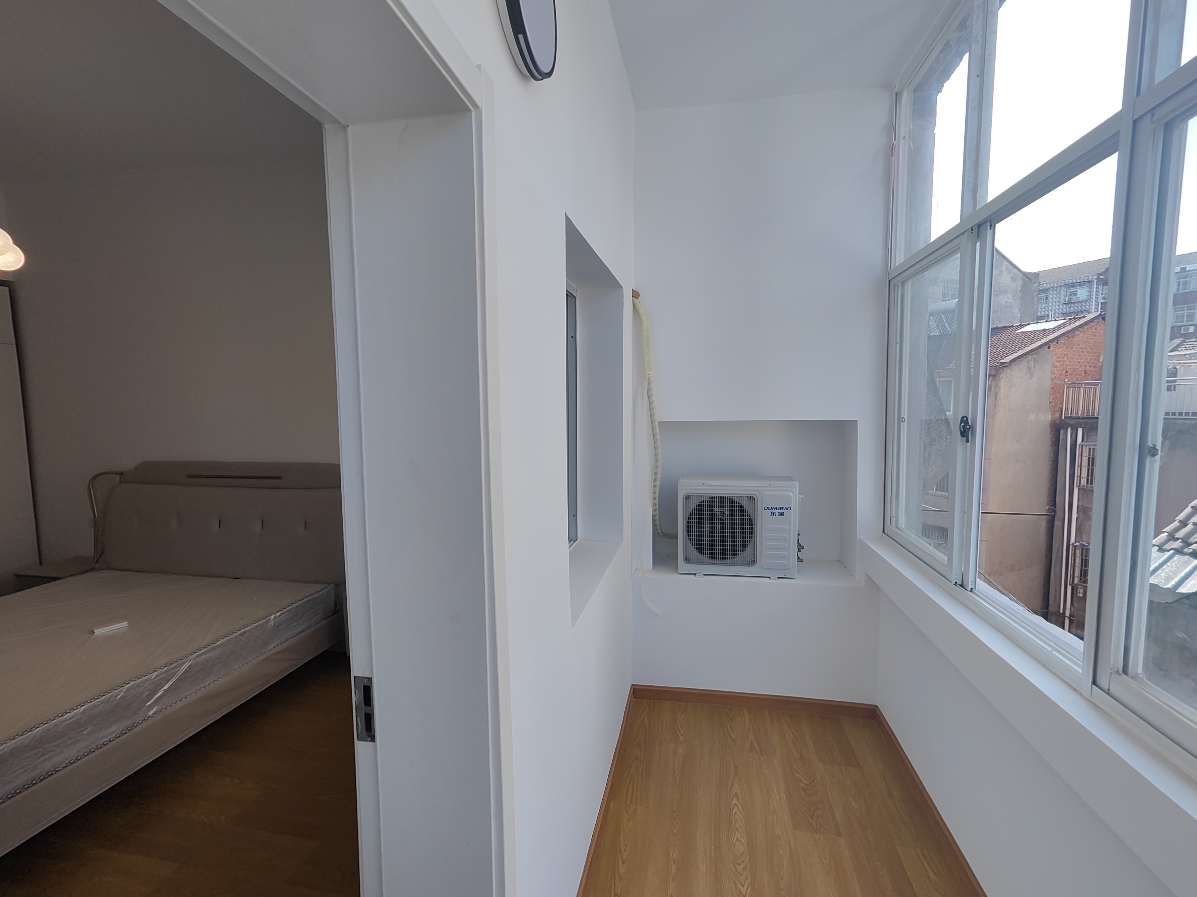 包过护步行街旁边买①层送①层，全新精装，楼下超大院子可停汽车，交通方便，户型方正南北通透采光好的很