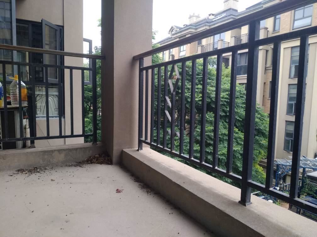 房东急售绿地华庭毛坯大二房证满2年三面采光南北通透户型