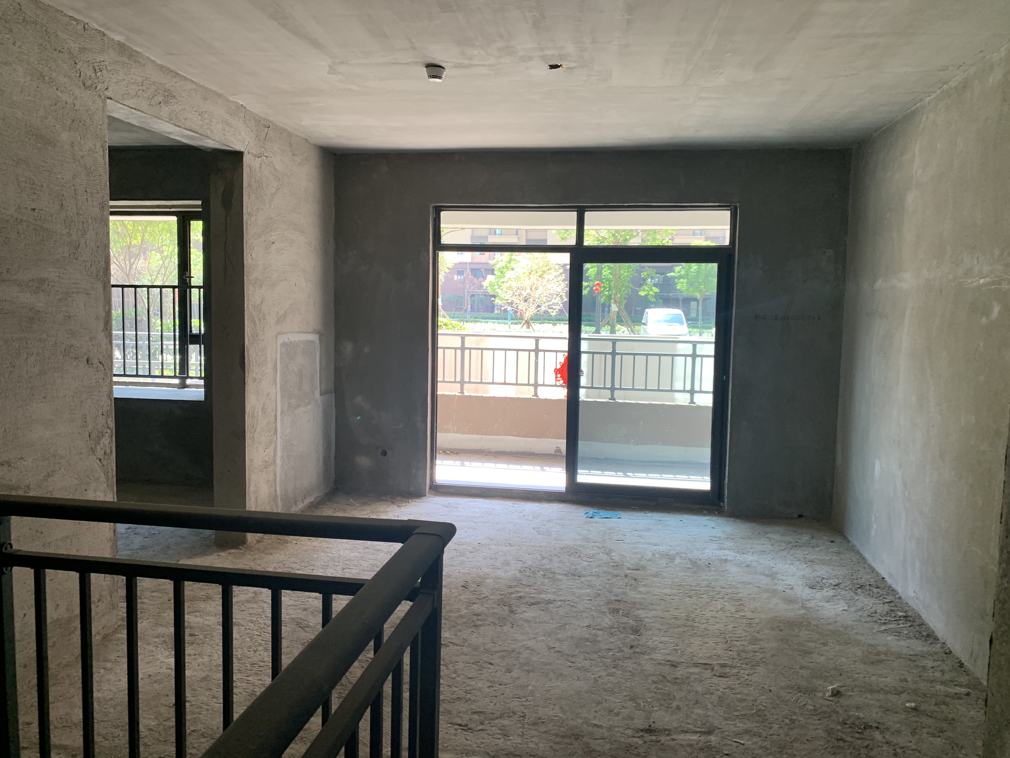 荣怀世家 毛坯三房 有花园 送储藏间