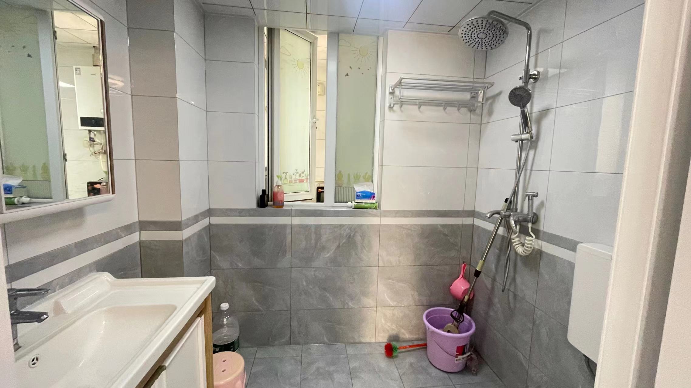 银湖城.精装三房.房子九成新.证件满二.看房方便