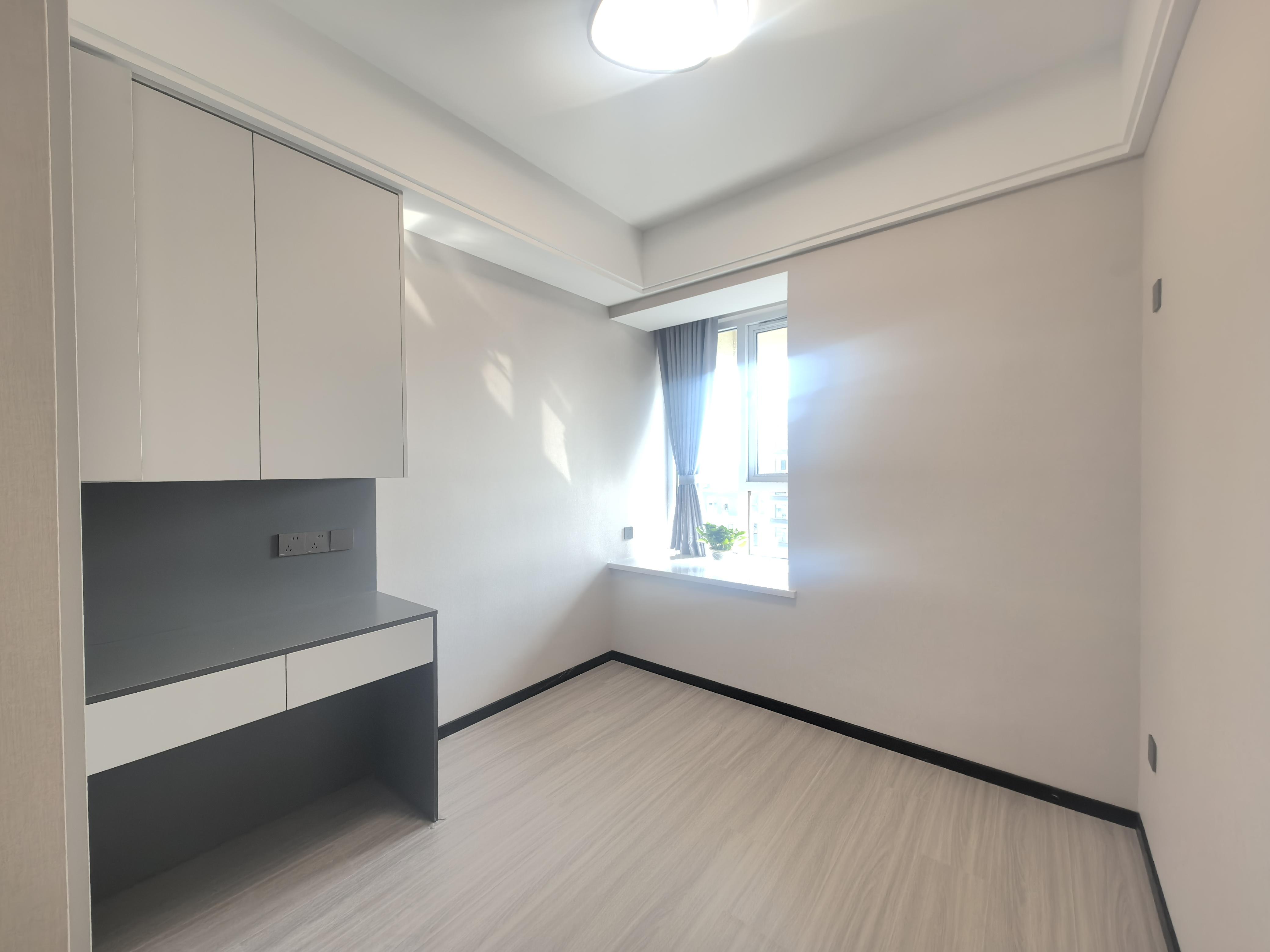 风和日丽3室2厅2卫全新精装修新房新房两证全优价出售！