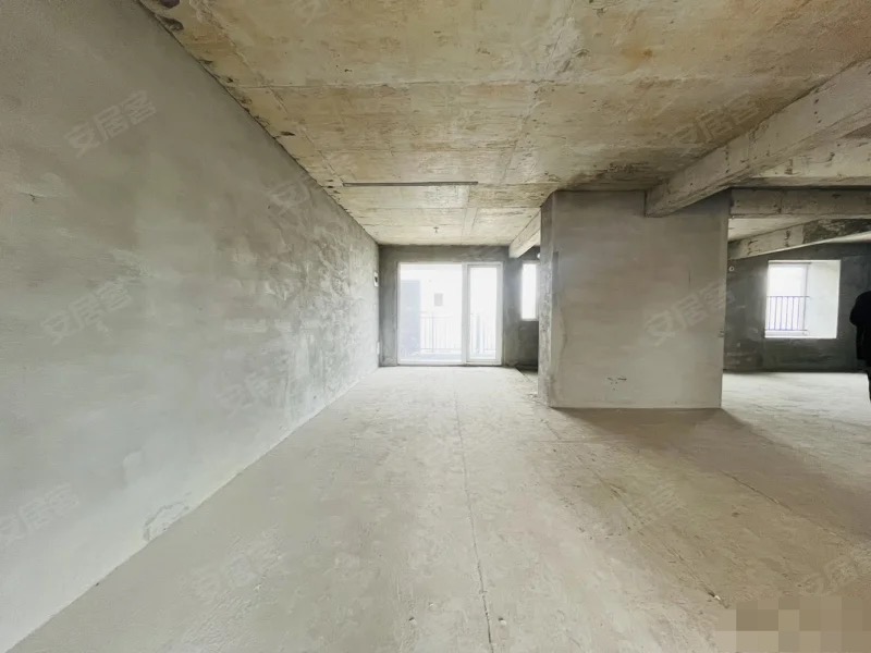 急售，城南，捡漏洋房C位一套，单价4400，好楼层，一梯二户❗送车位，南北通透，双阳台