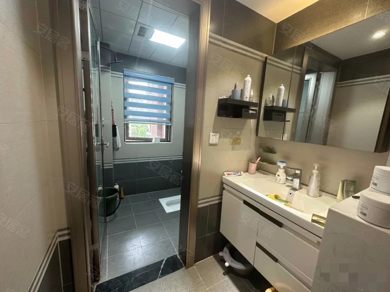 急售，新城一号5期，电梯洋房，精装3房2卫，好楼层6楼，诚心出售，证满二