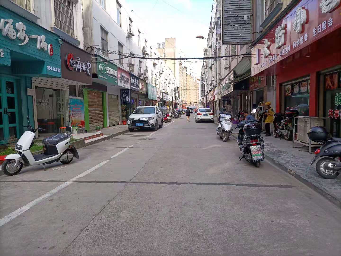 职院对面 旺铺出售  不动产证在手  可分三间铺面  低投入 高回报 诚意出售 后期费用低  可按揭