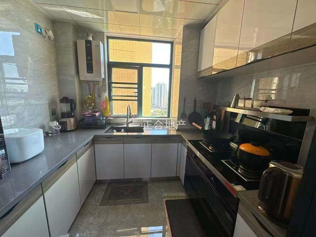 业主亏本出，新城一号5期，电梯好楼层，精装三房，南北通透，双阳台