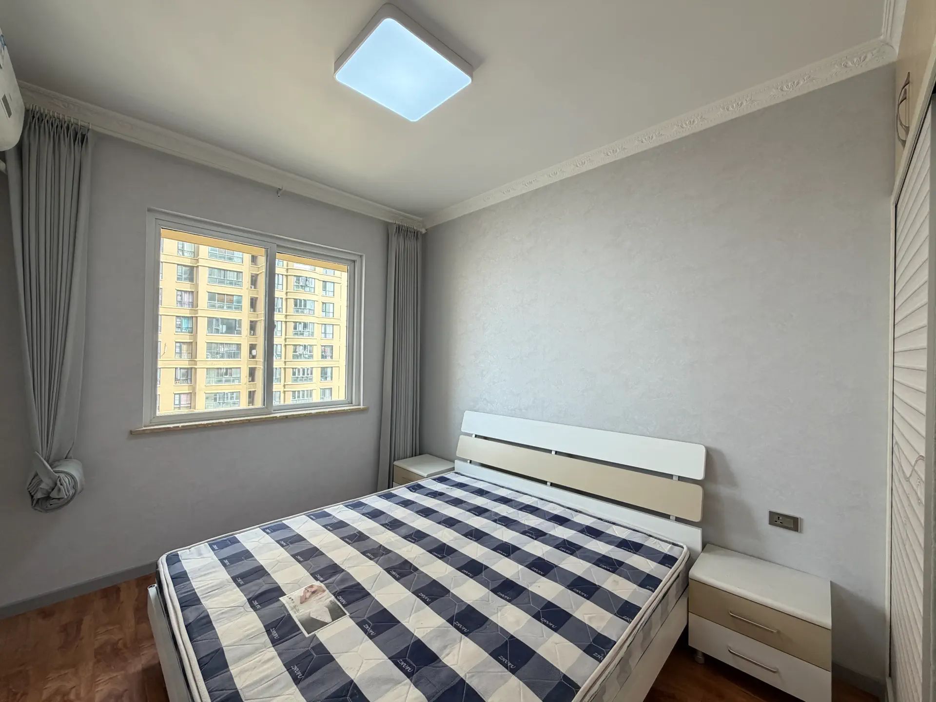 降价了，城东品质小区，公园世家，电梯19楼，东边户，精装三房两卫，证满二