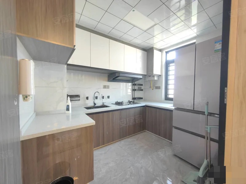 城南，新天地旁，精装复式2房2卫，99新装修，家具家电齐全拎包入住，满二，好楼层