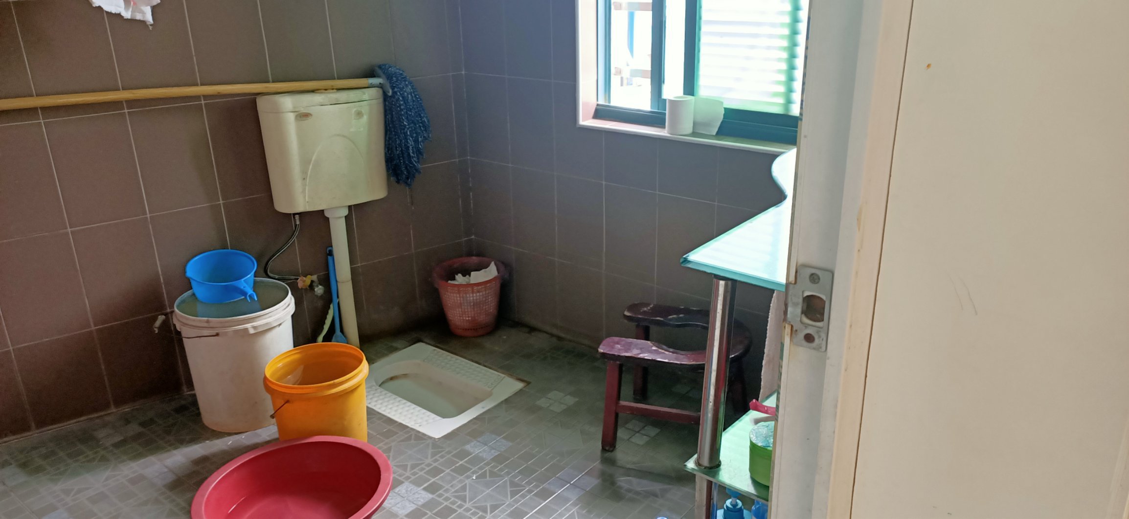 青青家园顶楼送超大露台，三室两厅两卫，小区环境好