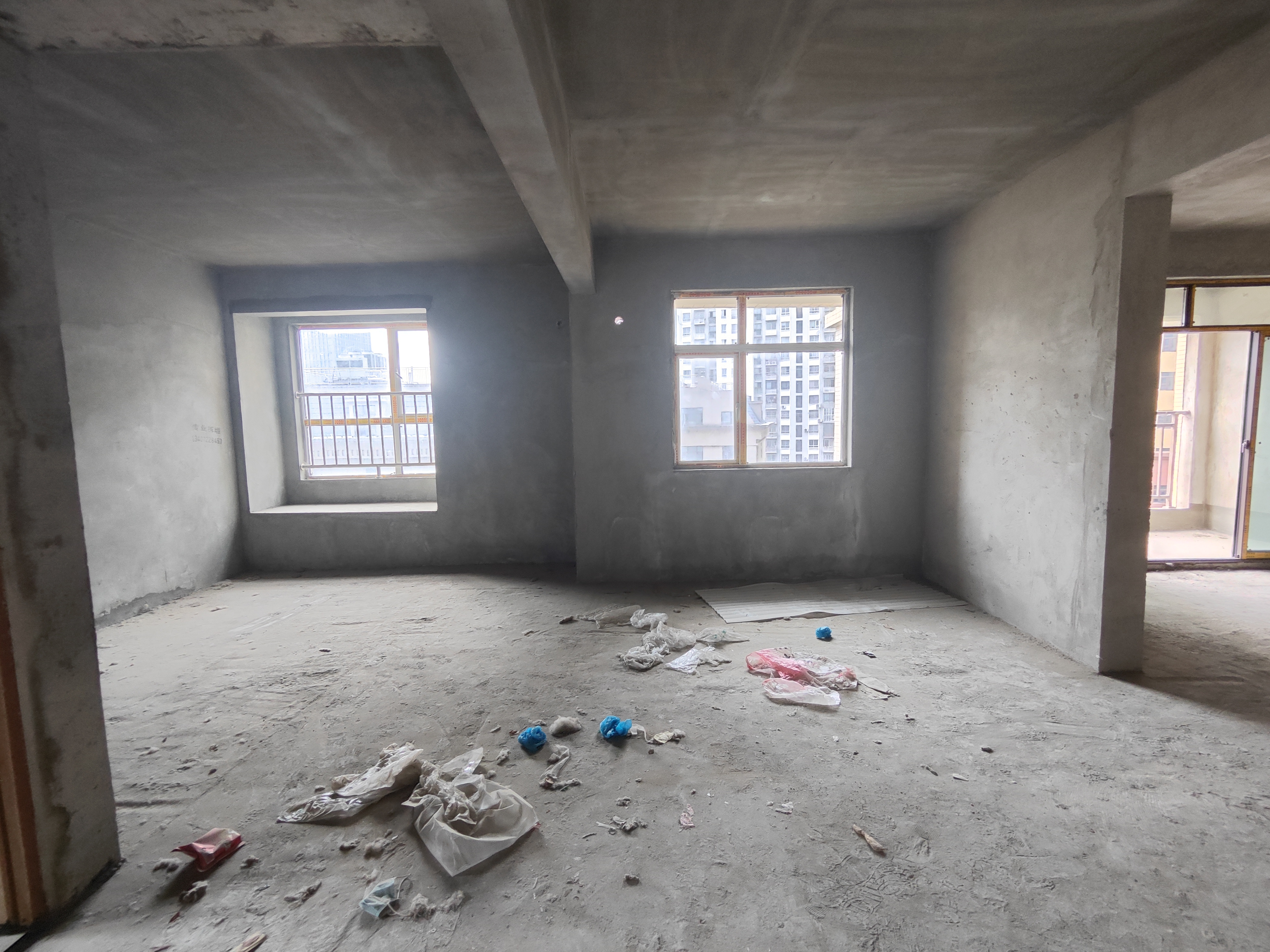 领秀城毛坯大三房三开间朝南满二证在手人车分流小区