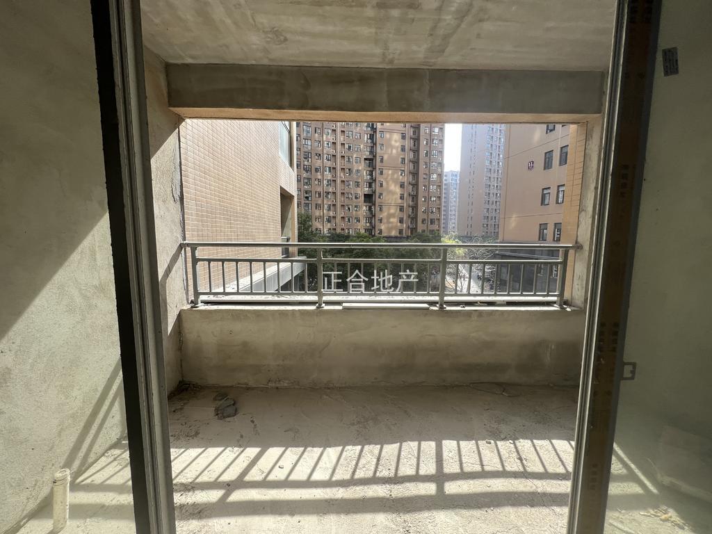 降价了，亏本出售，城南，沔阳公馆，毛坯三房，单价4500，带大平台，采光好，证满二，