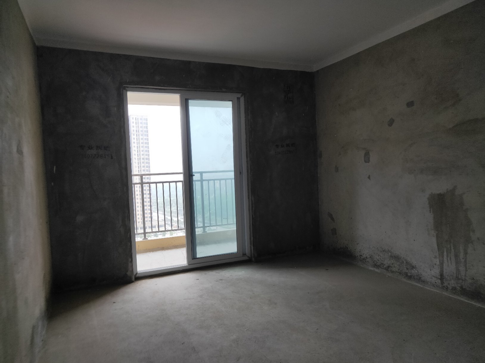 森林国际毛坯3房，契税未交，尾款4万，接受按揭，下楼就是 