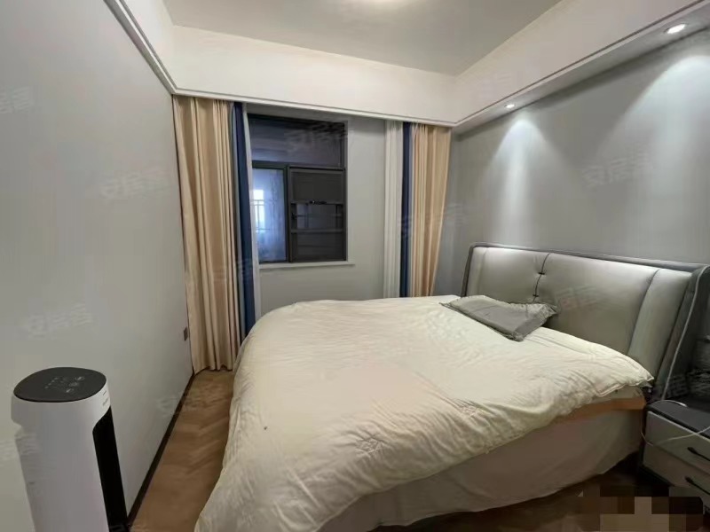 301，仙桃晓学对面，学府名都，精装三房，9.9成新，诚心出售，中间楼层，新三中