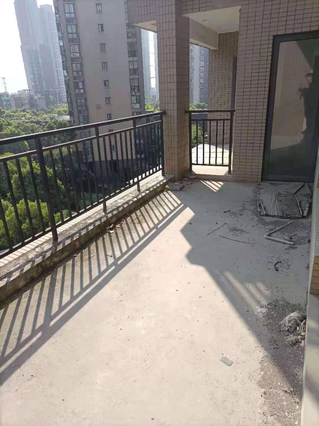 三丰鼎城毛坯大平层，采光非常好。户型大气，满两年，有钥匙