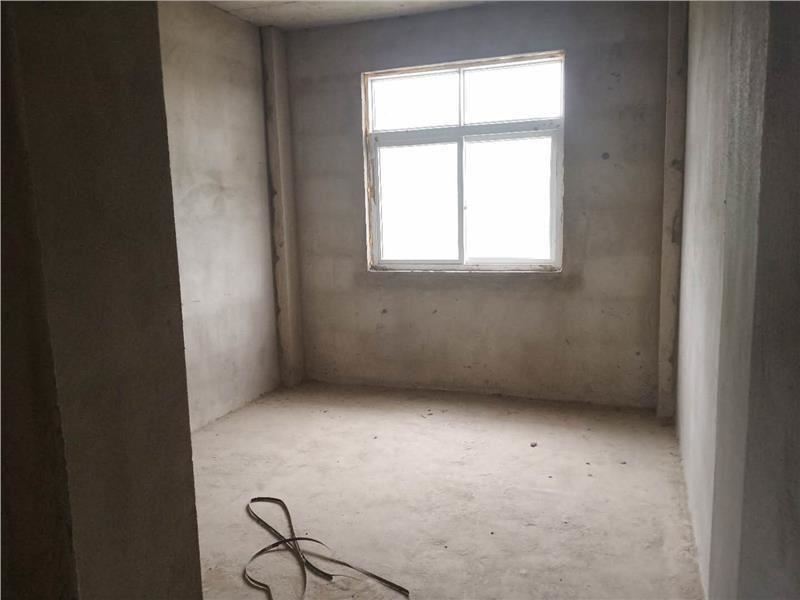 碧桂园旁，城南好房，户型采光好，中间 好楼层，送停车位和一个车库只限全款！