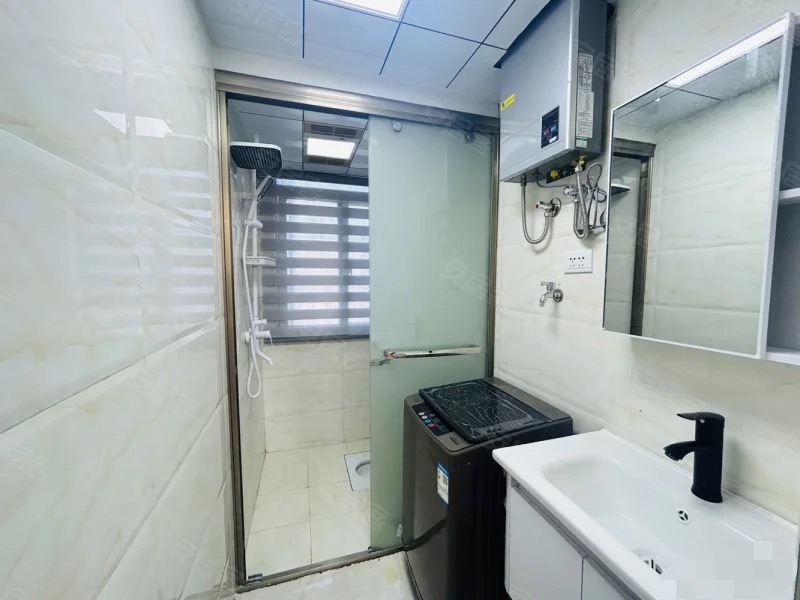 174，仙桃大洪小区，步梯三楼，全新装修。精装三房，采光好，拎包入住