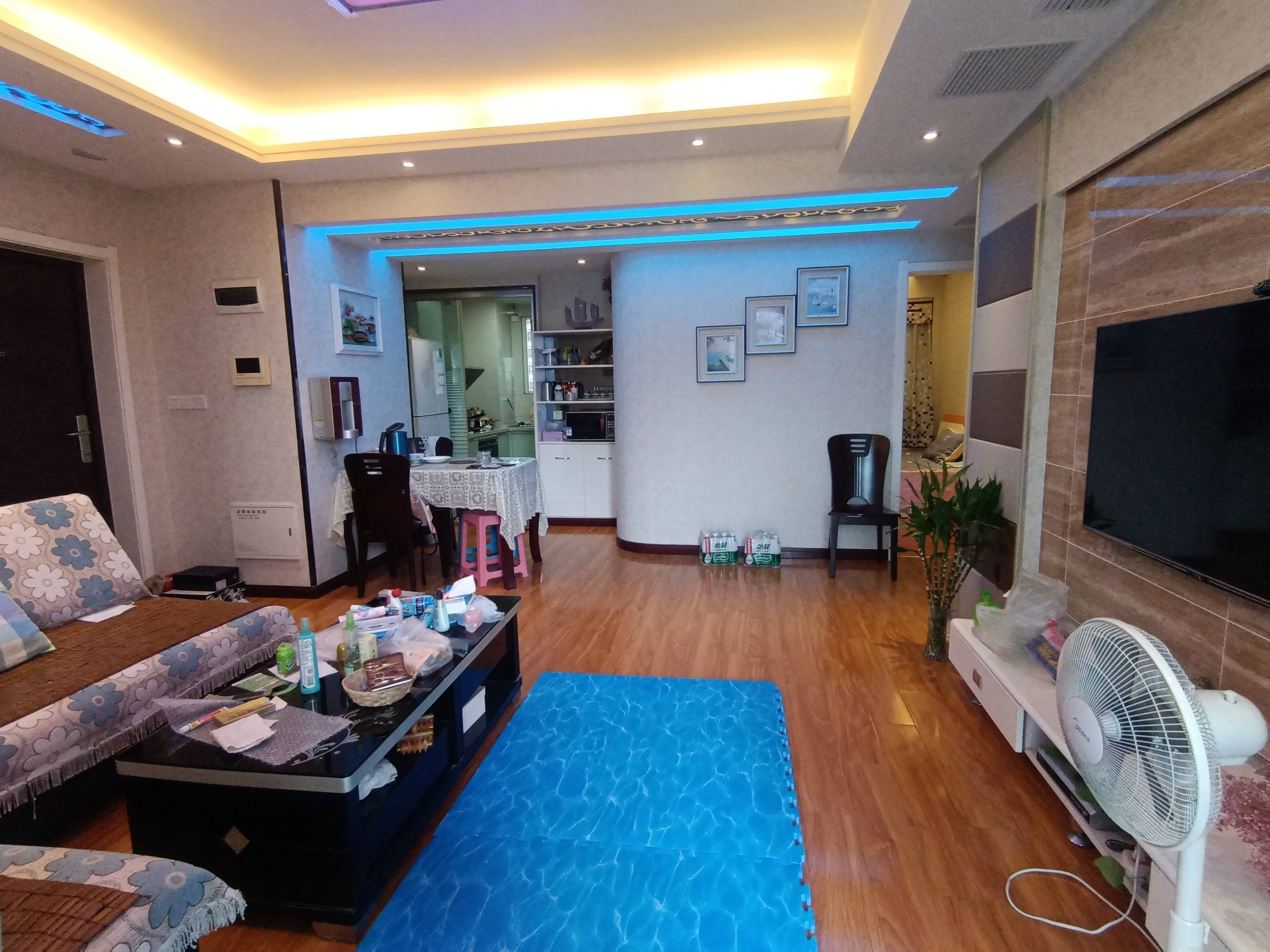 捡漏了，业主急卖，精装2房，大阳台，采光好，商圈成熟