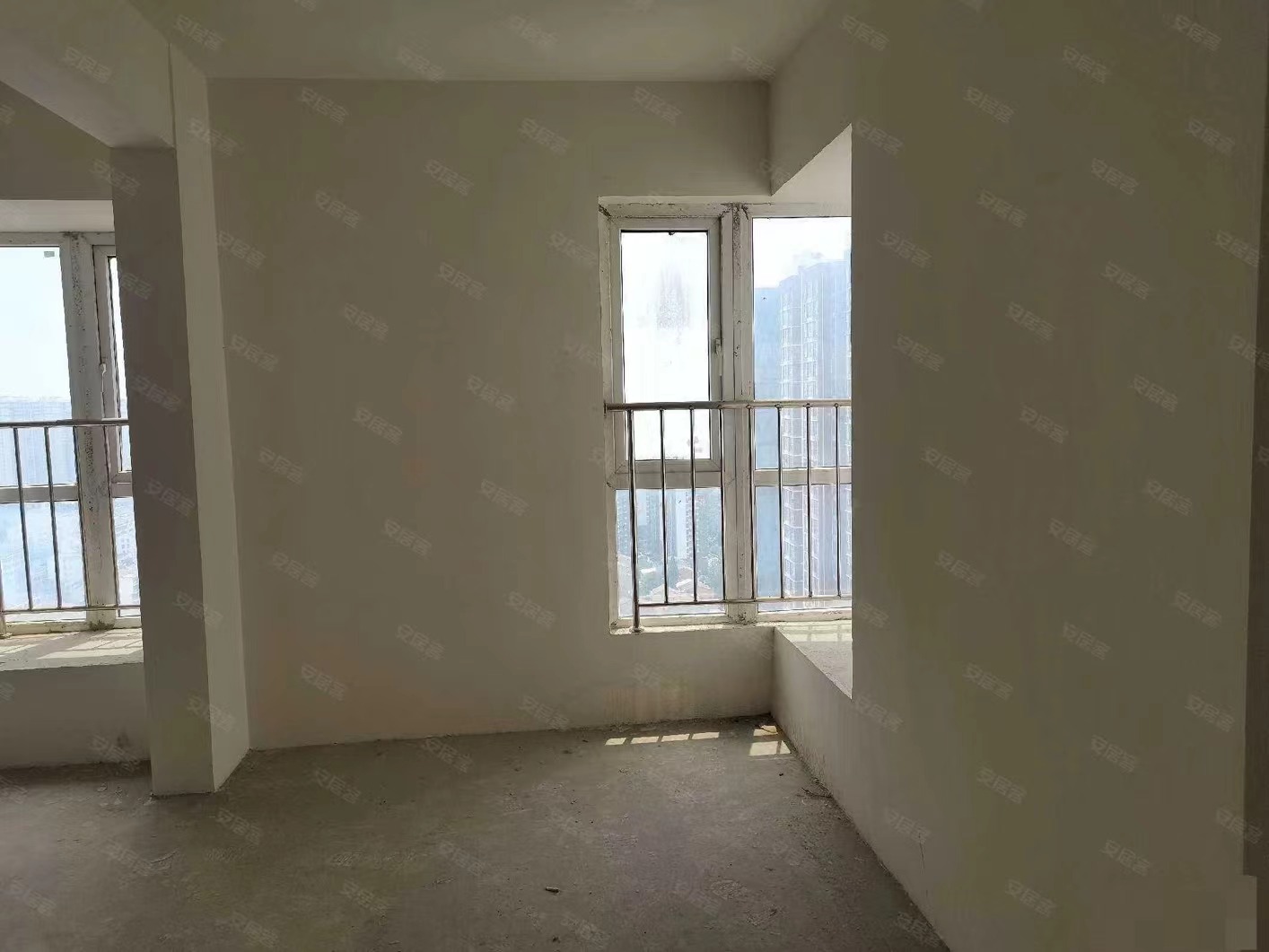 50，房东亏本出，城南，毛坯三房，单价4400​，证满五，电梯好楼层，速度来捡漏