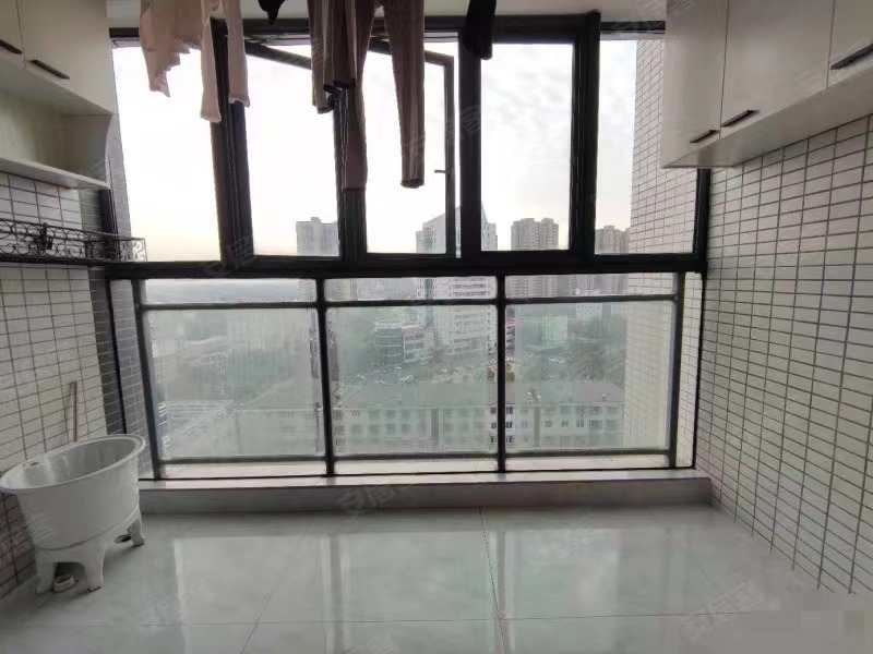 业主急售，沃尔玛，新天地，电梯好楼层，精装两房，9.9成新，家电齐全，拎包入住