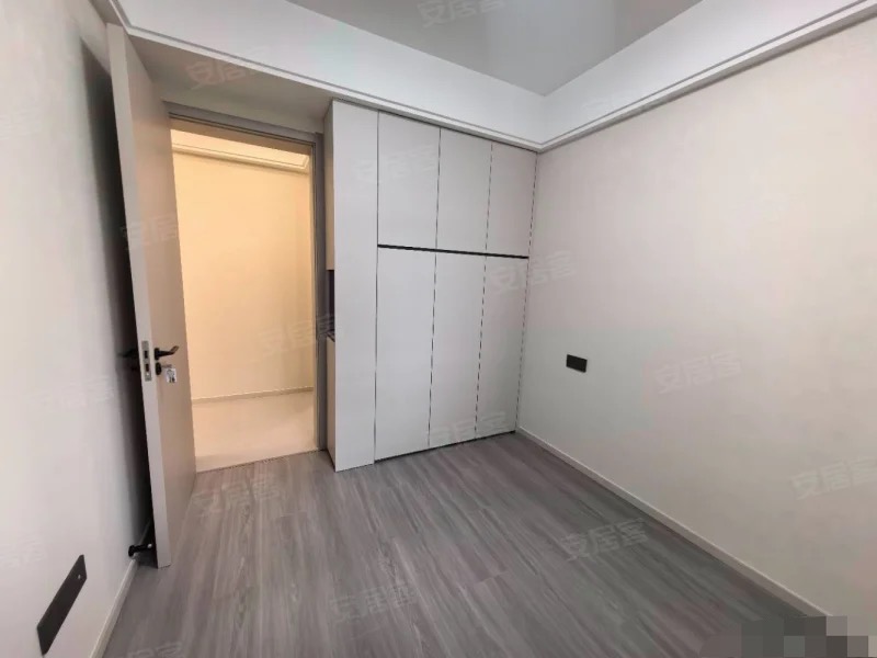 沔阳悦府，送车位，电梯8楼，老证。精装三房二厅二卫，中央空调，领包入住