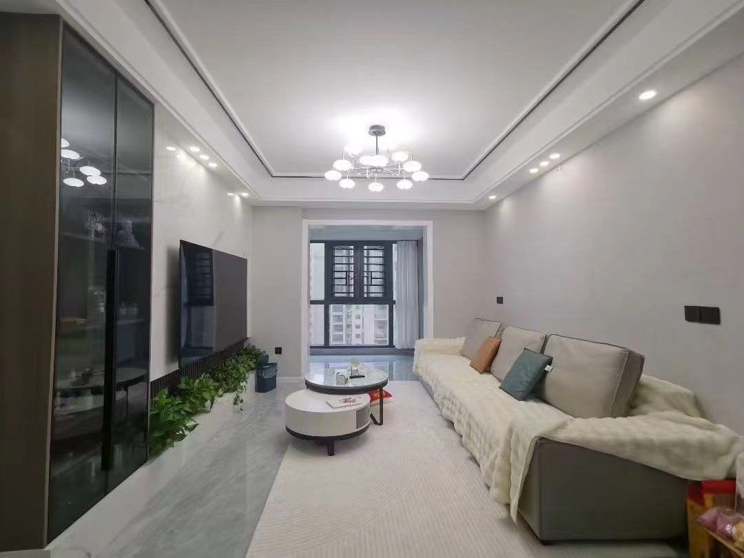 新二中旁边 ，品质性新区， ​翡冷翠， 好楼层，基本未住，全新装修