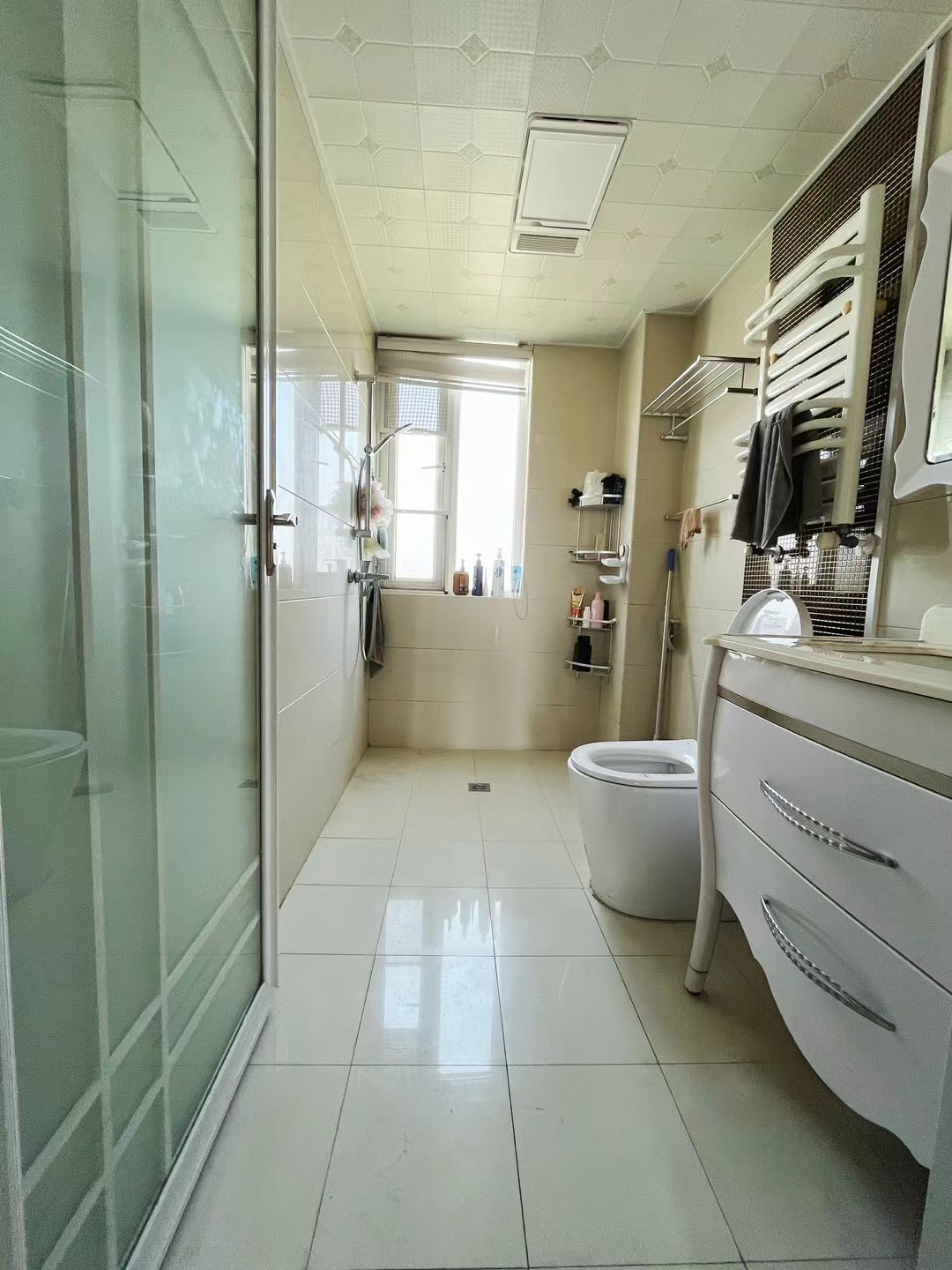 业主急售，森林国际城，电梯好楼层，精装三房，证满二，楼下就是二中