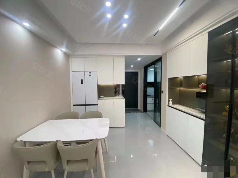 业主急售，朝阳丽景，城南次新小区，好楼层，几乎全新，精装三房，大阳台