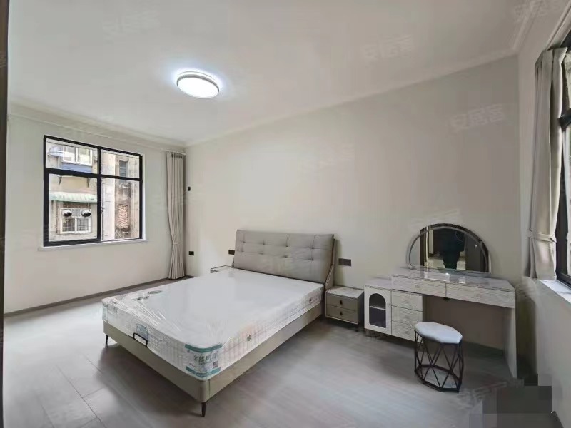 诚心出售，仙桃商城，三中旁，步梯三楼，全新装修，精装三房，采光好，老证过户