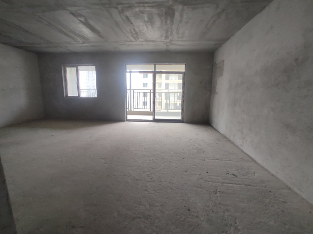 新城名都.城南人车分流的小区.毛坯大四房.南北通透超大阳台.看房方便