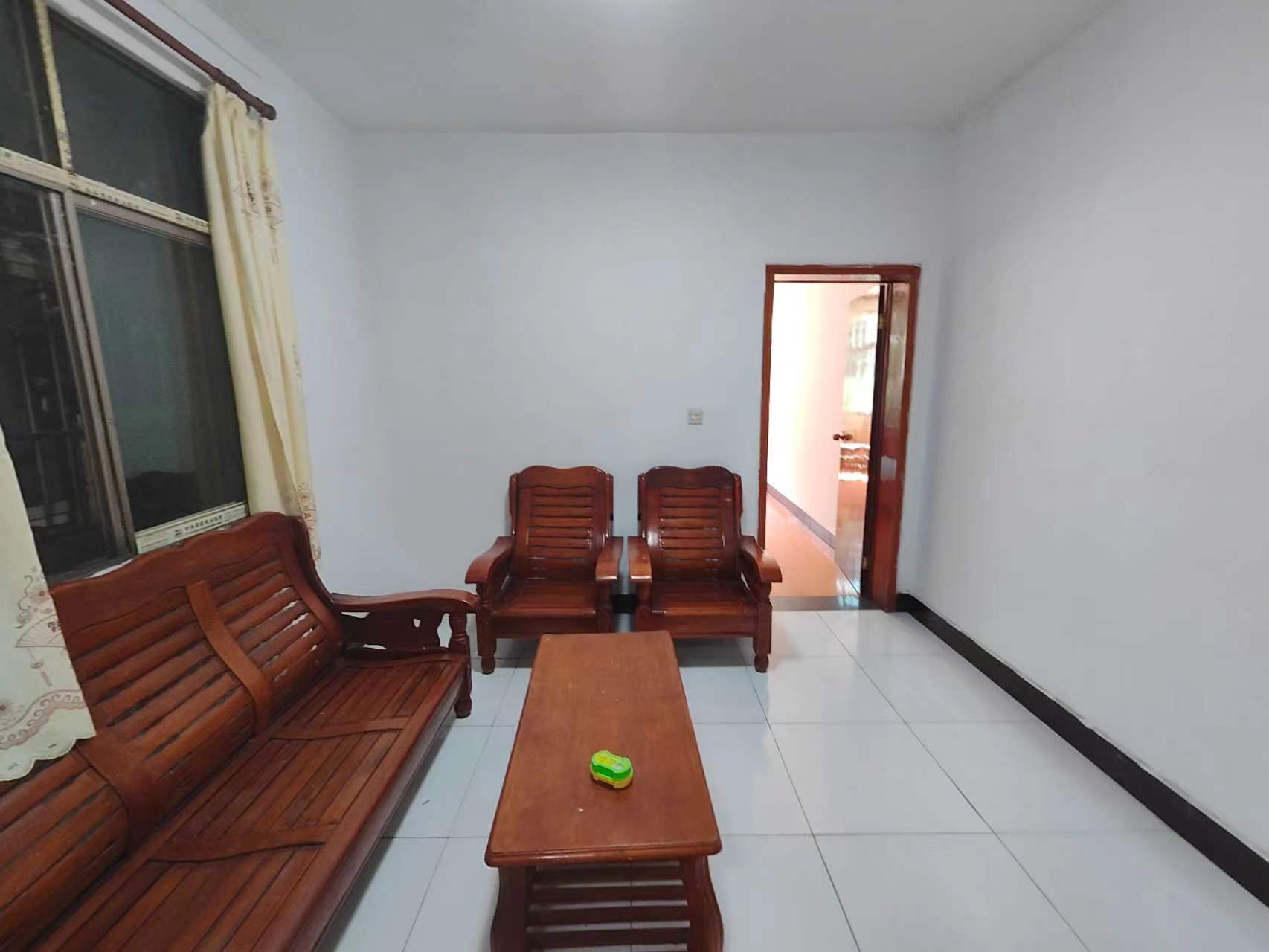 沃尔玛附近的一室一厅一厨一卫房子新的吓人，你直接来看好了可半年租