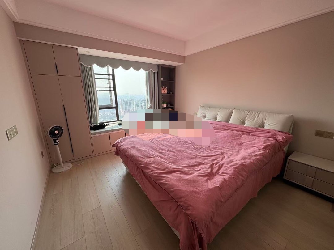 城西居住楼盘，精装三房两卫，大阳台装修9.9陈新，拎包入住证件满两年，