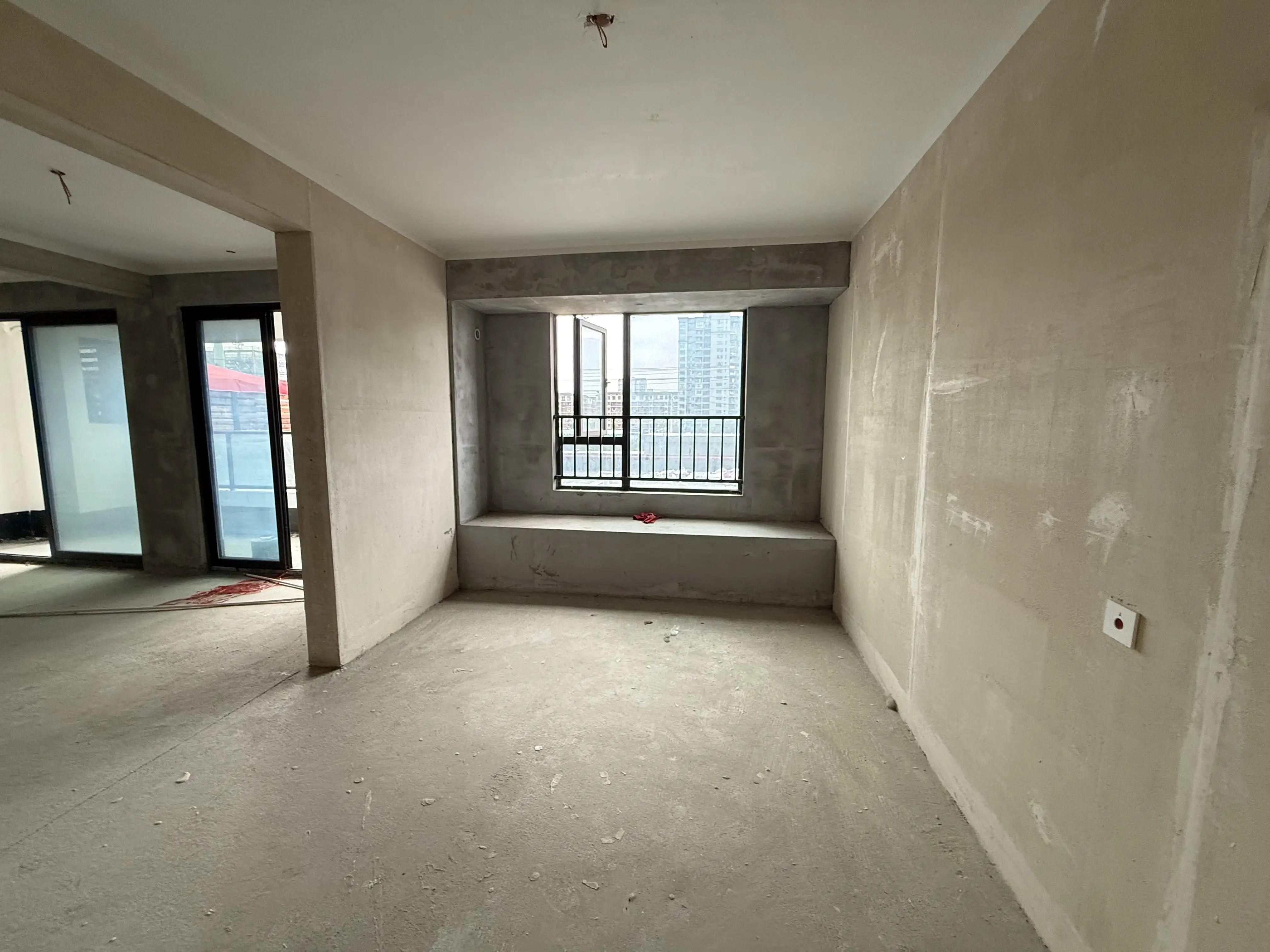 城南，吾悦，送露台，毛坯3房2卫，有证，看中可谈