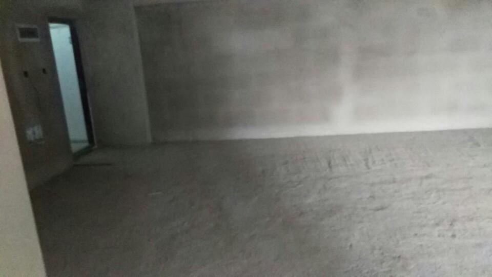 锦江国际95平米毛坯两房中间楼层诚意出售30万有钥匙！