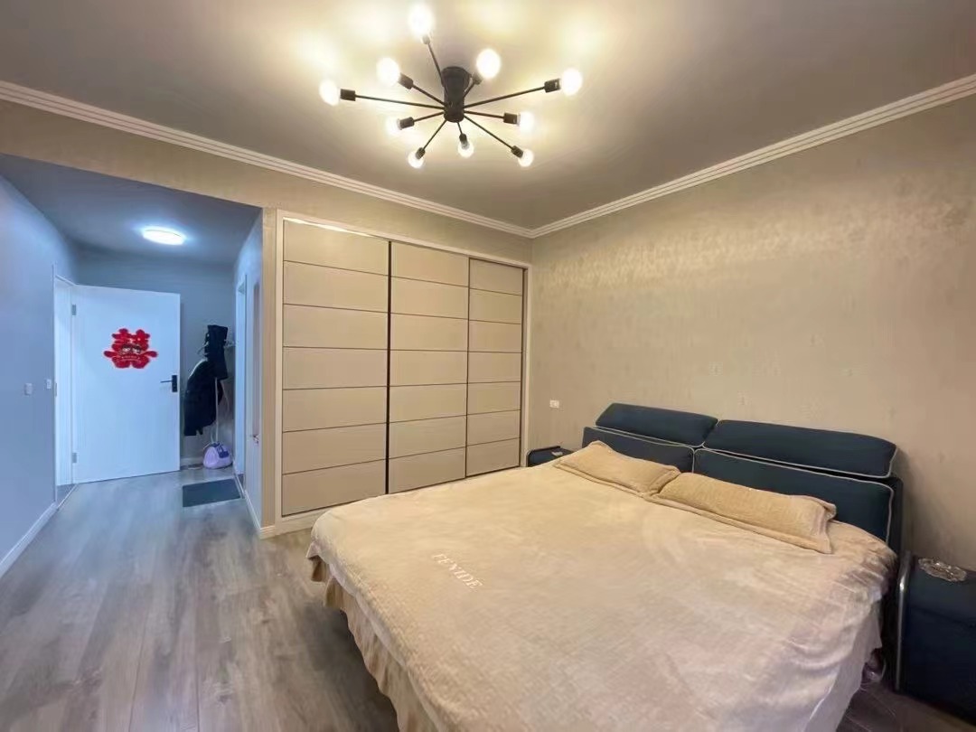 68，仙桃四中旁边，单价3800，步梯好楼层，9成新，精装三房