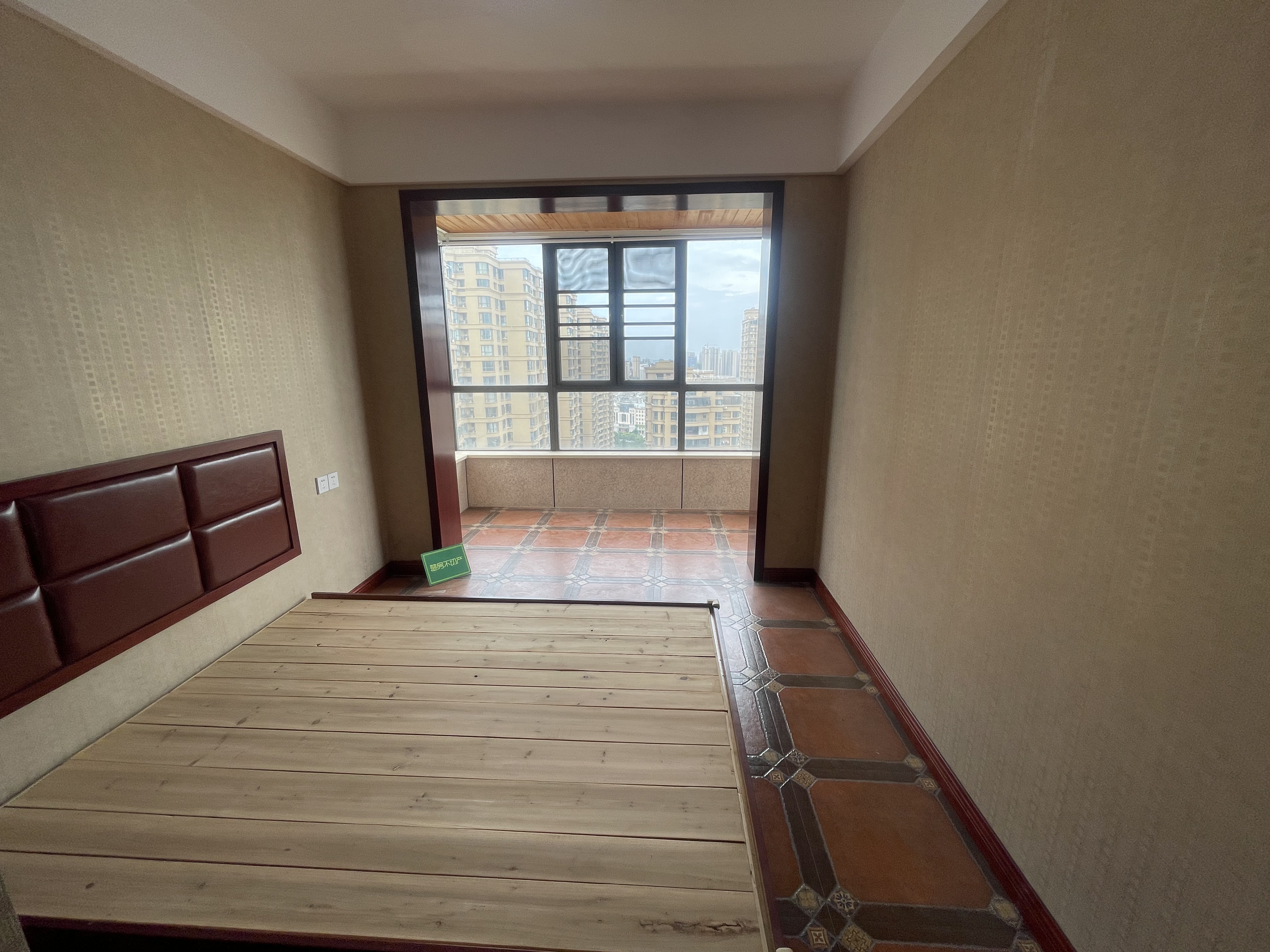 颐和公馆.菜场.大三房.实木装，中央空调.南北通透.满二