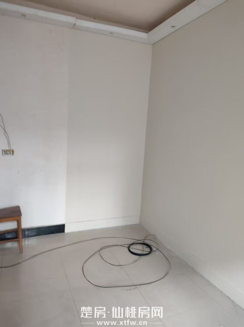 大洪小区大洪路西一巷仙桃中学三层私房出租出售，一楼可以做门面