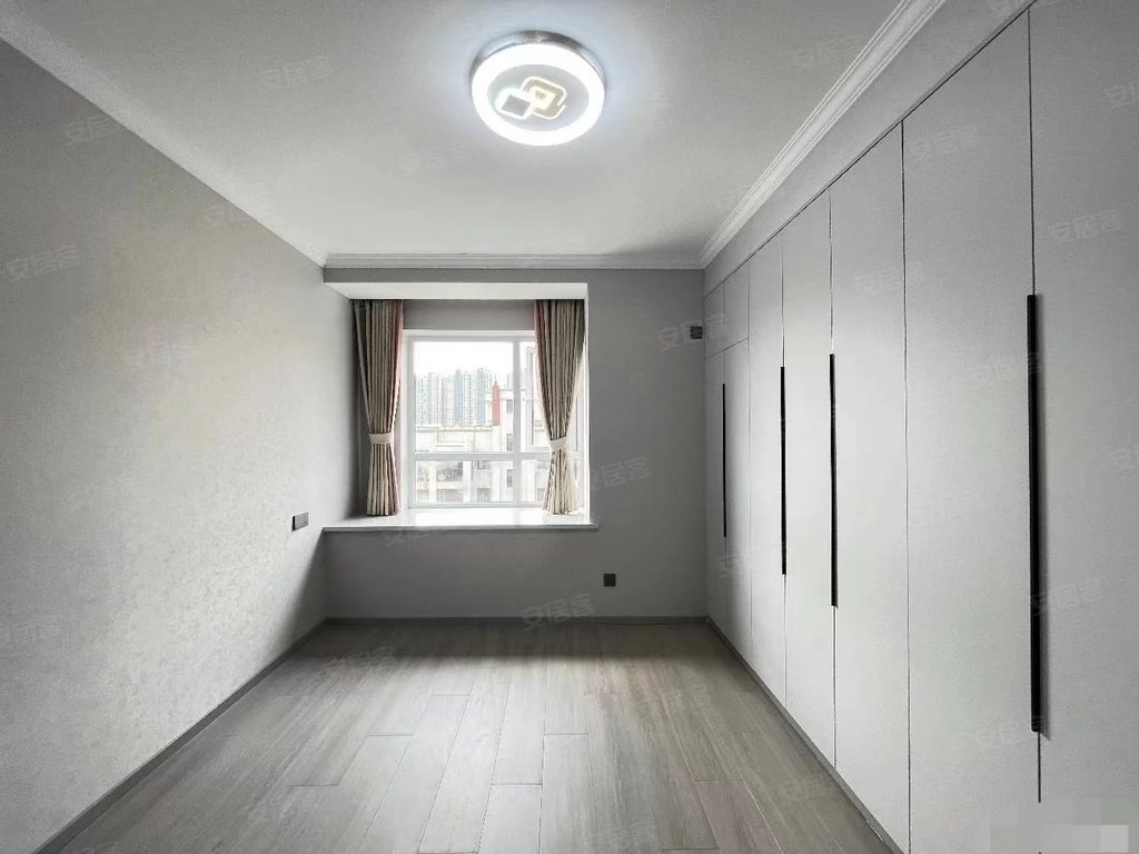 房东急售，沔阳公馆小高层，全新装修，三开间朝南，证件满五，好楼层