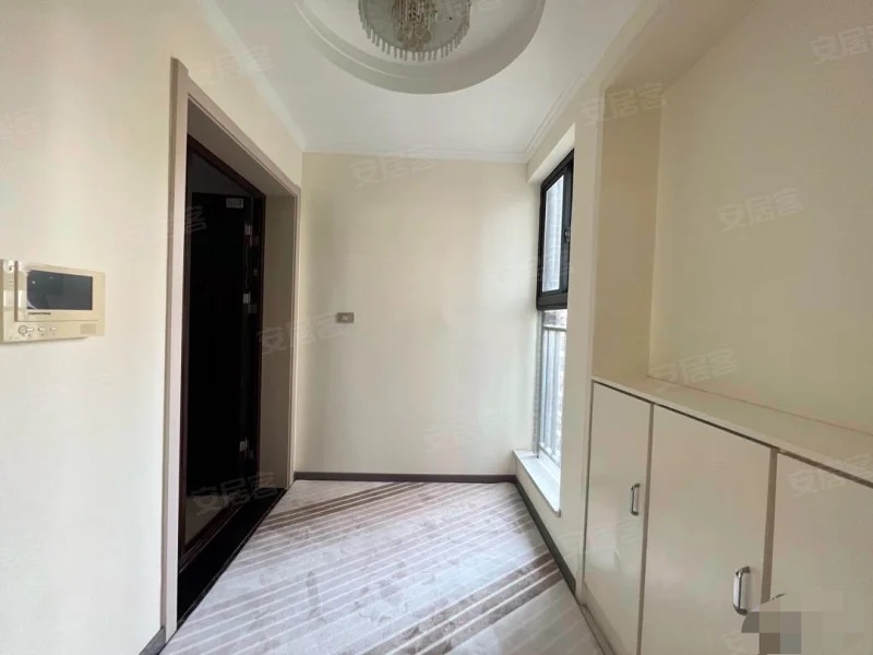 和合国际，精装三房，九成新，电梯10楼，南北通透，家电齐全，采光好，证满二